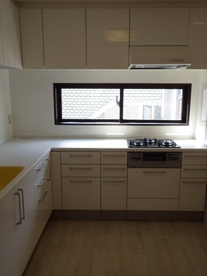 ホワイト＆イエローで明るいくポップな仕上がりに